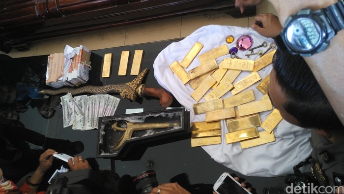 Wujud Keris Pusaka, Emas Palsu, dan 4 Koper Uang Asing di Rumah Najmiah