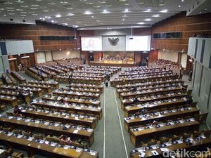 Anggota DPR Sibuk Urus Pilkada, Pembahasan 9 RUU Molor