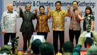(Kiri-kanan) Ketua Tim Ahli Wakil Presiden Sofjan Wanandi, Wakil Menteri Luar Negeri RI Abdurahman Muhammad Fachir, Menteri Luar Negeri Retno Marsudi, Menkominfo Rudiantara, Kepala BKPM Thomas Lembong, dan Wakil Ketua Umum Kadin Indonesia Bidang Hubungan Internasional Shinta W Kamdani berfoto bersama sebelum diskusi panel yang digelar di Ruang Nusantara Kemlu, Jakarta, Selasa (4/10/2016).