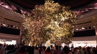 Wynn Macau, hotel dan kasino mewah di Macau memiliki pertunjukan Tree of Prosperity atau Pohon Kemakmuran. Saat pertunjukan, turis akan melihat pohon berdaun emas muncul dari bawah tanah (Kurnia/detikTravel)