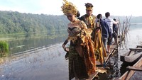 Melewati dermaga mungil dengan menggunakan busana adat bukanlah kendala untuk berfoto di danau ini. Terlihat dari banyaknya pasangan prewed yang datang ke sini untuk berfoto (Bona/detikTravel)