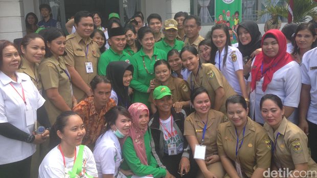 Menkes berfoto bersama staf puskesmas dan warga (Foto: Radian Nyi S/detikHealth)