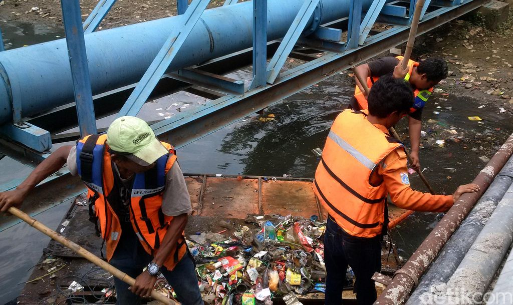 Risiko Pasukan Oranye Pembersih Sungai: Kena Beling hingga Tenggelam