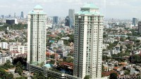 Potret pemukiman padat di Jakarta berbaur dengan gedung pencakar langit.