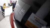 Petugas melayani costumer di Tunas Toyota Pasar Minggu, Jakarta Selatan, Rabu (5/10/2016).