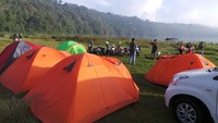 Turis yang ingin mendapatkan foto sunrise biasanya akan kemping di pinggir danau. Suasana danau yang dingin sangat mendukung untuk kegiatan ini (Bona/detikTravel)