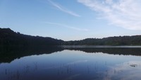 Nah, saat matahari sudah agak tinggi langit akan semakin cerah. Refleksi lereng gunung dengan gumpalan awan akan sangat bagus untuk diabadikan (Bona/detikTravel)