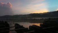 Suasana favorit untuk diabadikan adalah sunrise. Sinar orange matahari akan dipantulkan kembali oleh awan dan air danau. Cantik! (Bona/detikTravel)