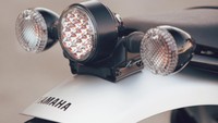 Yamaha SCR950 ditawarkan dengan warna merah dan hitam. Motor ini mulai dijual pada Februari 2017 mendatang.