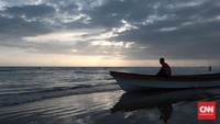 Pantai yang terletak di kawasan Kampung Buti ini di domisili oleh nelayan yang mayoritas asal Buton, Bugis dan Makasar. CNN Indonesia/Andry Novelino.