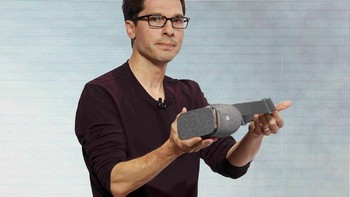 Clay Bavo, VP Virtual Reality Google saat memperkenalkan Google Daydream View. Foto: Reuters/Beck Diefenbach