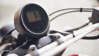 Yamaha SCR950 menggunakan speedometer LCD dengan smoked lens.