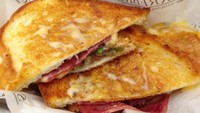 Di sini ada pilihan Classic, Classic+ atau Classic++. Menu Classic++ paling lengkap. Berupa setangkup roti sourdough garing diisi dengan 4 campuran keju, chive, tomat, beef luncheon, tumisan jamur dan bawang bombay terkaramelisasi. Gurih enak!