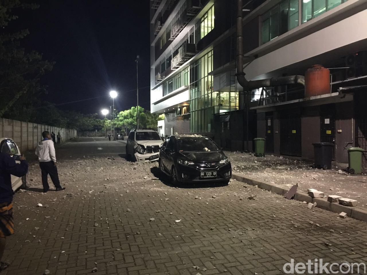 Mobil rusak akibat ledakan (Muhammad Nur Abdurrahman/detikcom)