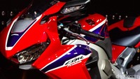 Untuk tipe balap, Honda melakukan perubahan pada silinder head, katup dan piston serta menyediakan racing kit khusus.