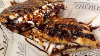 Grilled Smores berisi marshmallow dan selai cokelat. Kemudian diguyuri sirup karamel dan saus cokelat. Proses pemanggangan membuat marshmallow meleleh. Persis seperti smores yang bercitarasa manis.