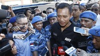 Baru kemudian, sang Cagub Agus Harimurti tiba di lokasi acara yang langsung menjadi buruan sejumlah awak media.
