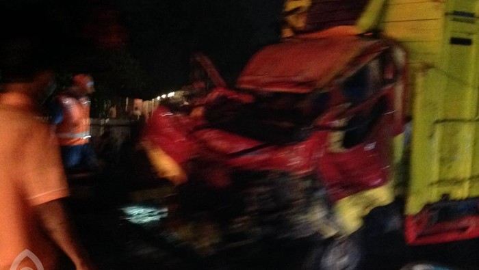 Truk Terguling di Tol Cikampek Arah Jakarta, Lalin Macet 7 Km