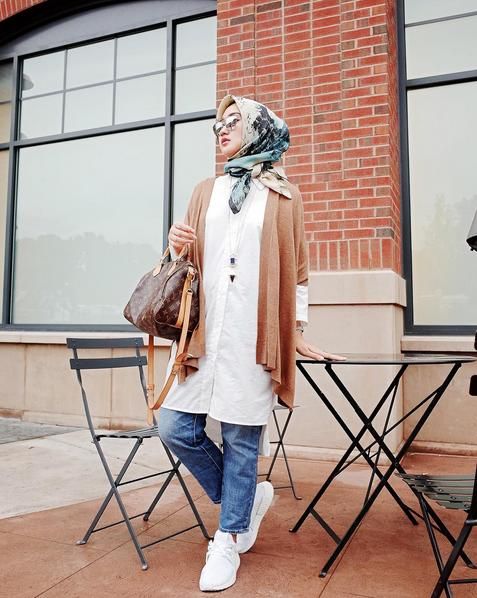 Tips Padu Padan Kemeja Putih dengan Hijab ala Hijabers Populer