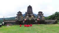 Kehadiran pura disamping danau mempercantik pesona tempat ini. Dulunya air danau sampai ke depan pura, tapi sekarang sudah tidak (Bona/detikTravel)