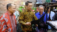 Produk Bandung yang dijual di Little Bandung Store Paradigm Mal terdiri dari 21 produk, mulai dari produk fesyen, kerajinan tangan dan makanan.