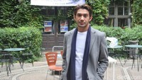 Reza Rahadian tampil berbeda dengan rambutnya yang diwarnai ash brown di film yang diangkat dari novel karya Asma Nadia itu.