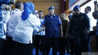 Ketum PD Susilo Bambang Yudhoyono tiba sekitar pukul 09.45 WIB. Ia didampingi oleh Sekjen PD Hinca Pandjaitan, Ketua Komisi Pemenangan Pemilu PD Edhie Baskoro Yudhoyono, dan beberapa fungsionaris partai lainnya seperti Syarief Hasan.
