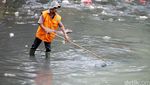 Pasukan Oranye Berjibaku Bersihkan Sampah
