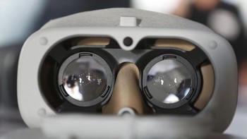 Daydream View terbuat dari busa dan kain, dengan jendela berbahan plastik untuk memasukkan ponsel. Foto: Reuters/Beck Diefenbach