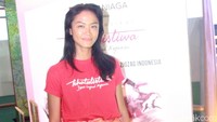 Model berusia 29 tahun itu terlihat kasual dengan kaus dan celana batik dan sepatu hitam. Pool/Gus Mun/detikFoto.