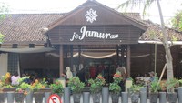 Di Sleman ada wisata kuliner serba jamur bernama Jejamuran di Jl Pramuka, Niron, Pandowoharjo, Kab Sleman. Banyak wisatawan ke Borobudur mampir di sini (Fitraya/detikTravel)