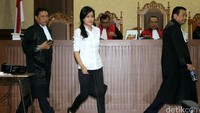 Jessica memasuki ruang sidang Pengadilan Negeri Jakarta Pusat.