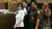 Jessica menghadiri sidang lanjutan dengan mengenakan kemeja putih. Dia juga memakai kacamata.