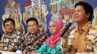 Kang Yoto (kedua kiri) dan Direktur INFID Sugeng Bahagijo memperhatikan penjelasan Ketua Komnas HAM Imdadun Rahmat (kanan).
