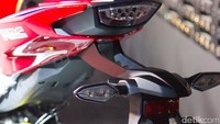 Yang masuk ke Indonesia hanya yang tipe CBR1000RR, ujar Direktur Marketing PT Astra Honda Motor Koji Sugita kepada detikOto di arena pameran Intermot di Koln, Jerman, Selasa (4/10/2016).