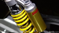 Untuk menambah kesan modern, motor dipasangi lampu depan dan belakang dari LED dengan pelek 18 inci.