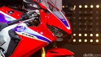 Motor sport berkapasitas 999 cc diperlihatkan kepada masyarakat Eropa oleh dua pebalap Honda, Nicky Hayden dan Freddie Foray. Nama yang pertama Otolovers sudah paham tetapi nama yang kedua mungkin belum terlalu ngeh, dia adalah pebalap yang biasa mengikuti lomba ketahanan.