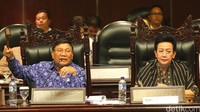 Farouk Muhammad mengetuk palu saat memberhentikan Irman Gusman sebagai Ketua DPD I saat Sidang Paripurna hari ini Rabu (5/10/2016), di Komplek Parlemen, Senayan, Jakarta.