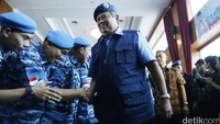 SBY terlihat menyapa beberapa orang kader Partai Demokrat.