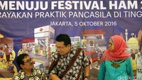 Bupati Bojonegoro Suyoto atau yang kerap disapa Kang Yoto (tengah), terlihat menyapa Direktur International NGO Forum on Indoensian Development (INFID) Sugeng Bahagijo sebelum konfrensi pers dimulai.