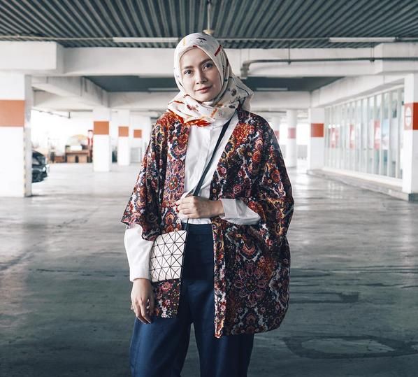 Tips Padu Padan Kemeja Putih Dengan Hijab Ala Hijabers Populer