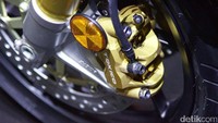 Sesuai namanya untuk tipe RS memiliki tampilan yang lebih sporty. CB1100 RS memiliki tampilan motor balap era 1970 dan juga ala cafe racer.
