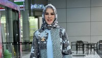Ia juga memadukan outer Chanel dengan busana muslim biru miliknya usai tampil di salah satu televisi swasta. Pool/Noel/detikFoto.