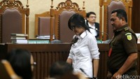 Jessica didakwa melakukan pidana dengan Pasal 340 KUHP tentang pembunuhan berencana. Vonis maksimal untuk pasal tersebut adalah hukuman mati.