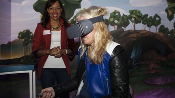 Berat Daydream hanya 220 gram, Google menyebut headset ini lebih ringan ketimbang headset VR lain di pasar. Bagian dari headset yang menempel ke muka bisa dilepas dan dibersihkan. Foto: GettyImages/Ramin Talaie