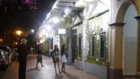 Foto: Dilihat dari depan, Cafe Litoral tampak cantik dengan pintu masuk dikelilingi dinding putih. Kemudian di dinding sebelahnya berhias tanaman hijau yang merambat (Kurnia/detikTravel)