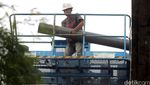 Pemasangan Pipa Saluran Air di Jalan Layang Busway