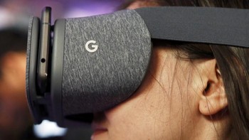 Daydream View juga dilengkapi dengan kontroler minimalis yang mempunyai beberapa tombol seperti home, menu dan volume. Kontroler ini juga dilengkapi berbagai sensor yang bisa mendeteksi gerakan.  Foto: Reuters/Beck Diefenbach