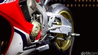 Selain versi standar Fireblade yakni CBR1000RR Fireblade SP, juga ada versi balapnya yakni CBR1000RR Fireblade SP2.