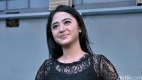 Depe tampil dengan blus hitam semi transparan dan rok coklat bermotif. Pool/Noel/detikFoto.